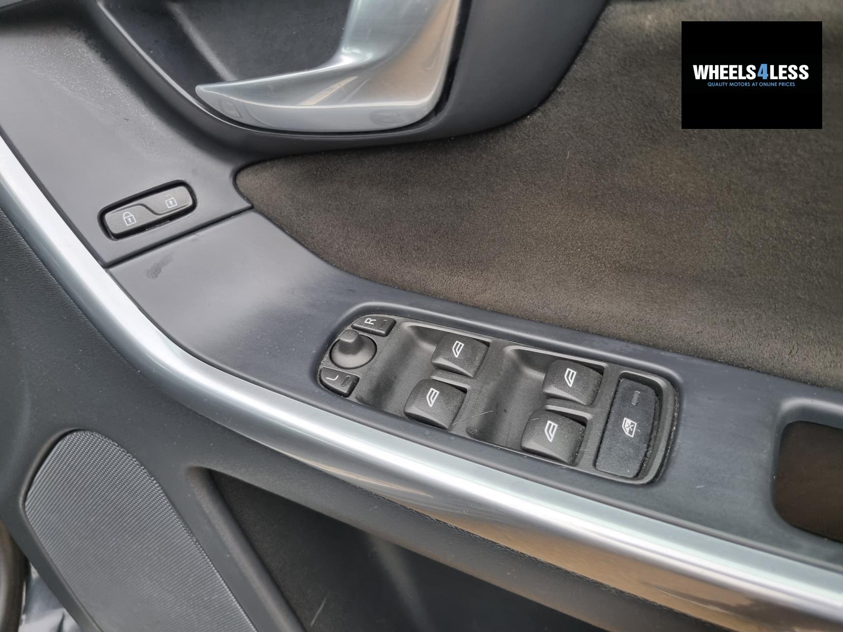 Volvo XC60 2.0 D4 R-Design Nav SUV 5dr Diesel Manual Euro 6 (s/s) (181 ps)