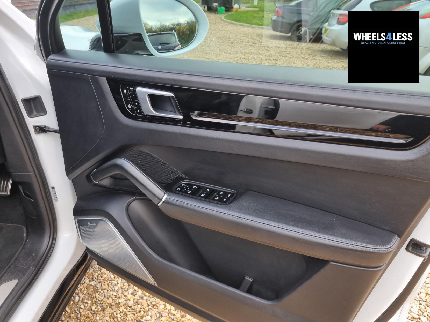 Porsche Cayenne 2.9T V6 S TiptronicS 4WD Euro 6 (s/s) 5dr